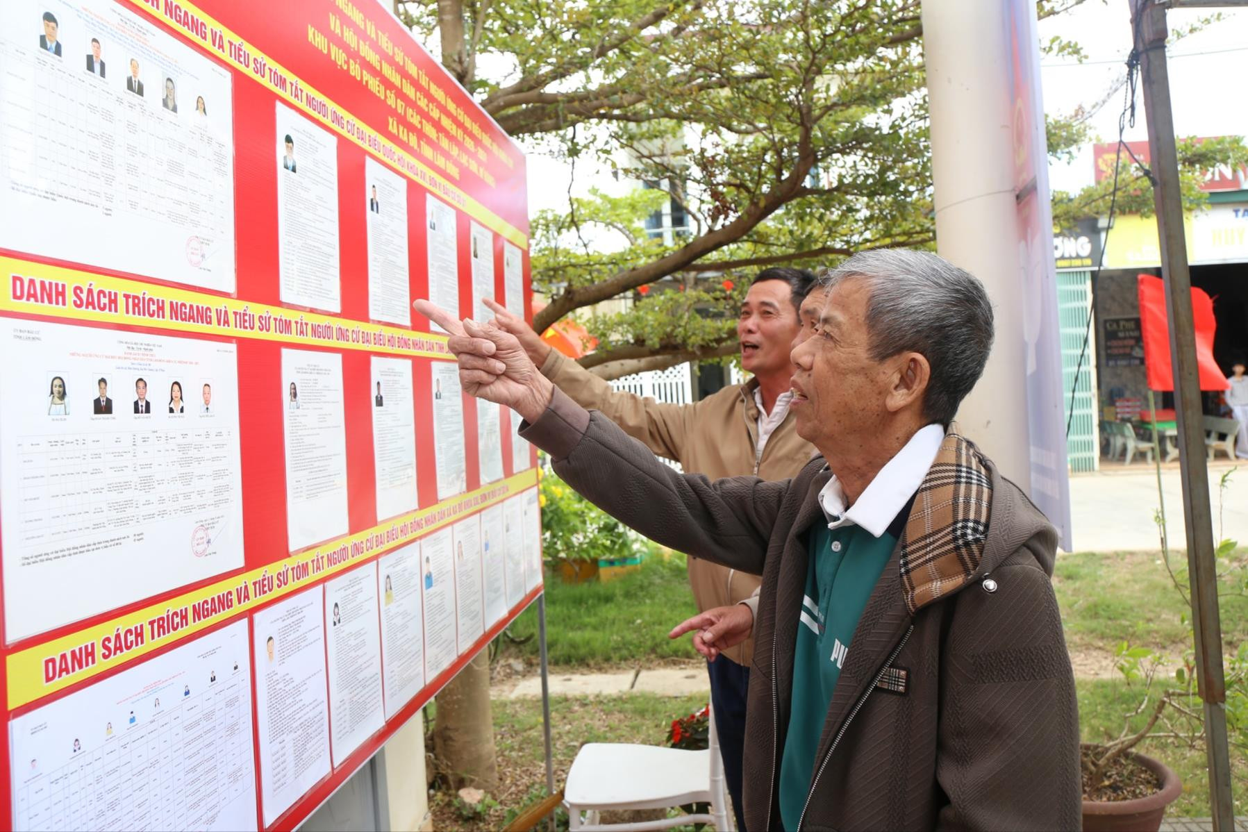 Cử tri thôn Tân Lập theo dõi tiểu sử, chương trình hành động của các ứng cử viên đại biểu HĐND tỉnh Lâm Đồng