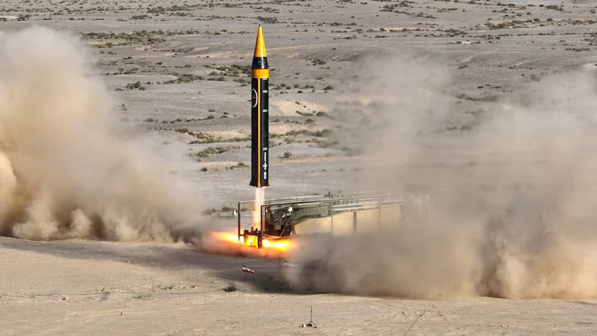 Tên lửa đạn đạo tầm trung Kheibar Shekan của Iran trong một buổi triển lãm quân sự.