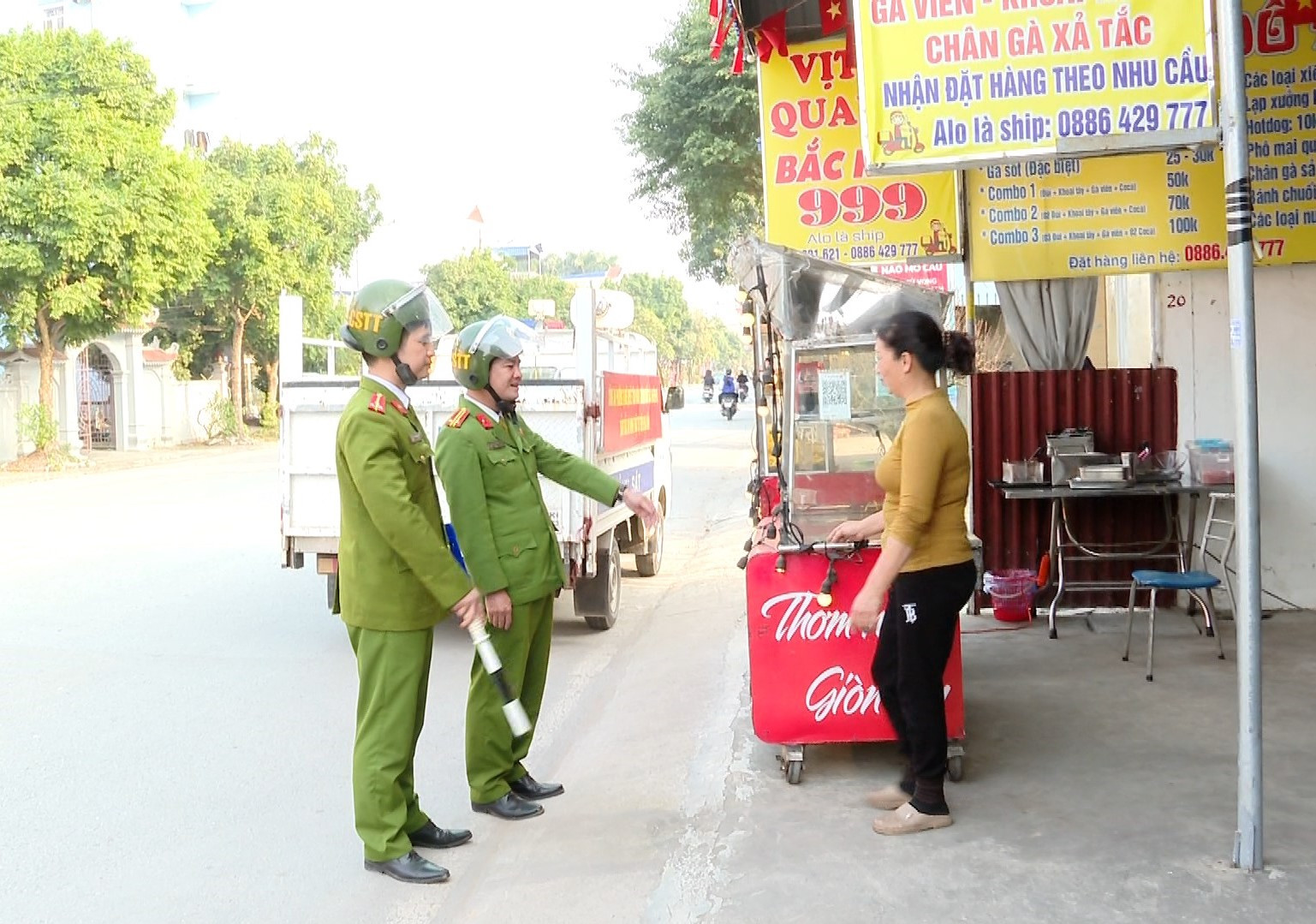 Công an Ninh Bình tuyên truyền về vệ sinh an toàn thực phẩm cho các tiểu thương tại chợ