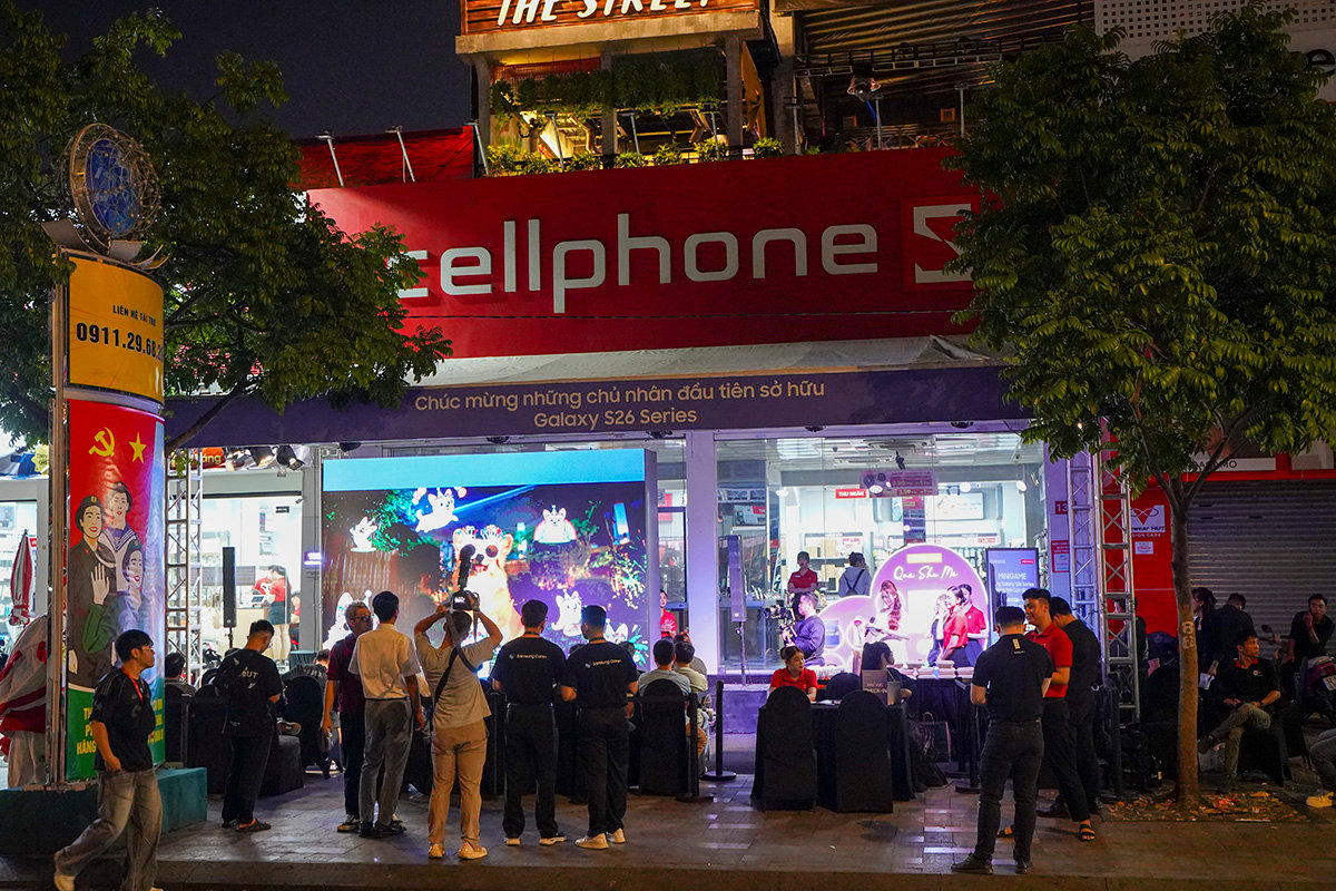 Khách hàng nhận Galaxy S26 Series tại CellphoneS