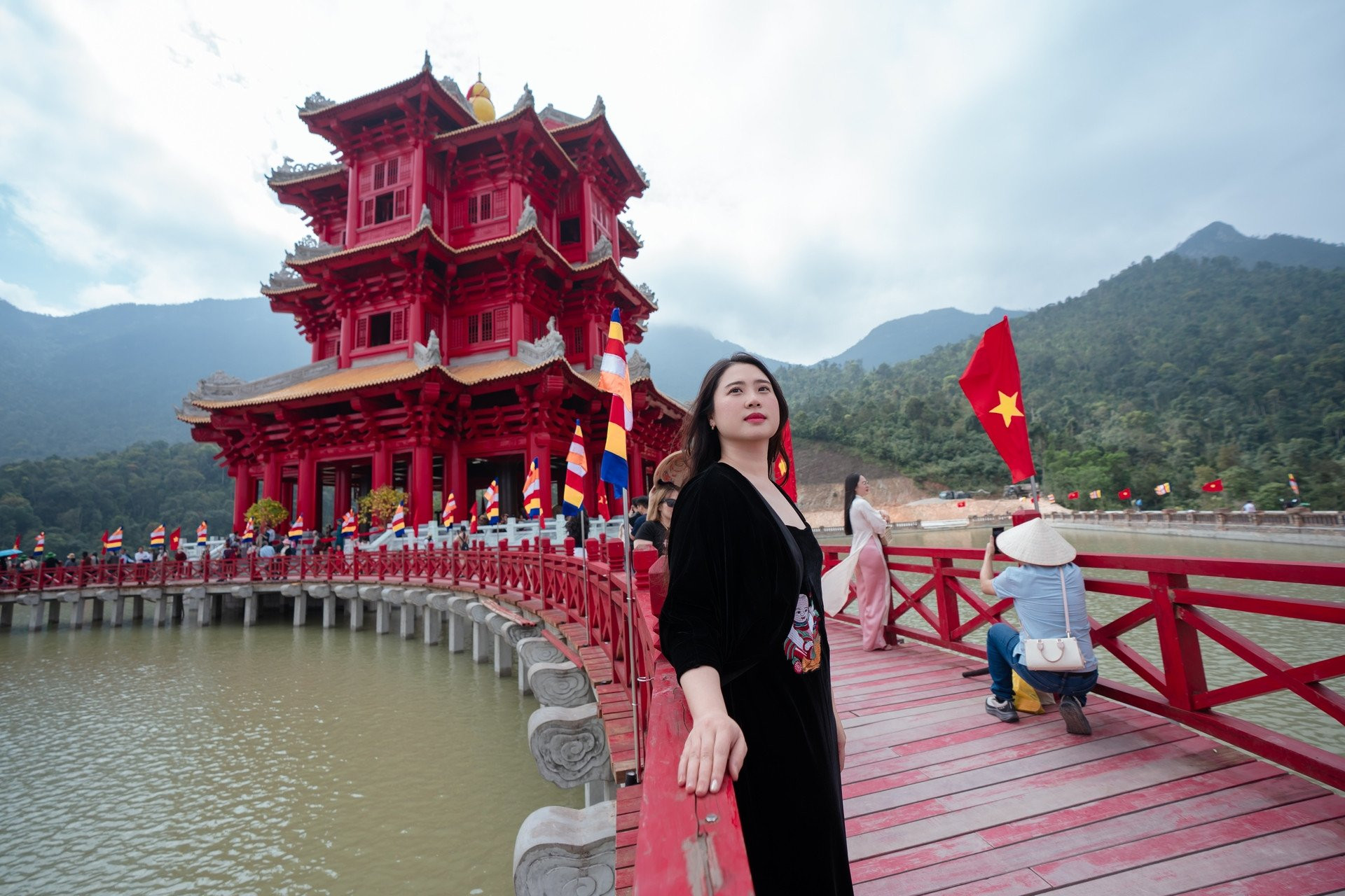 Các ngày cuối tuần, khu vực tòa tháp đều đông đúc du khách. Ảnh: Go To Bac Ninh
