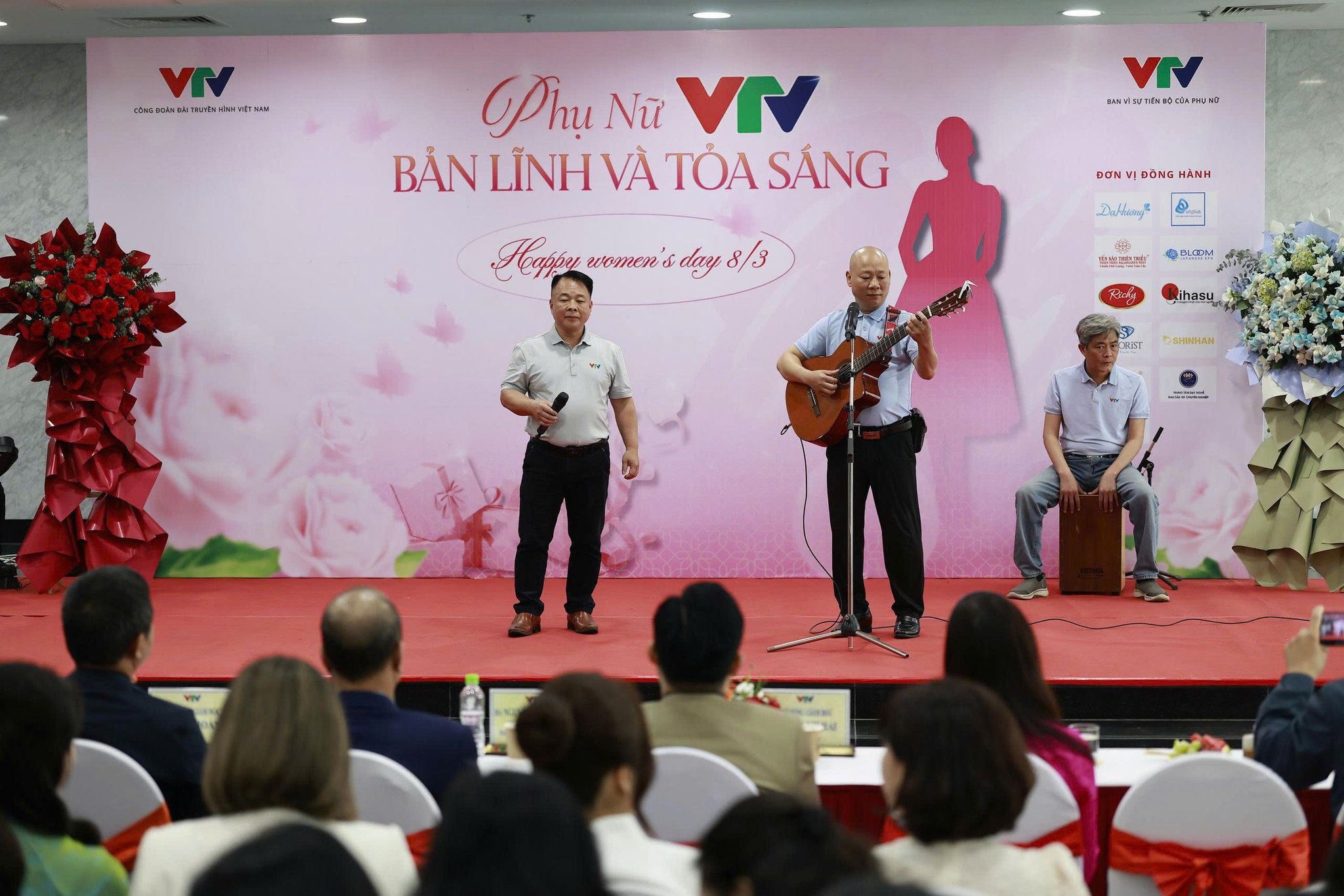Nữ cán bộ VTV rạng rỡ trong ngày lễ tôn vinh