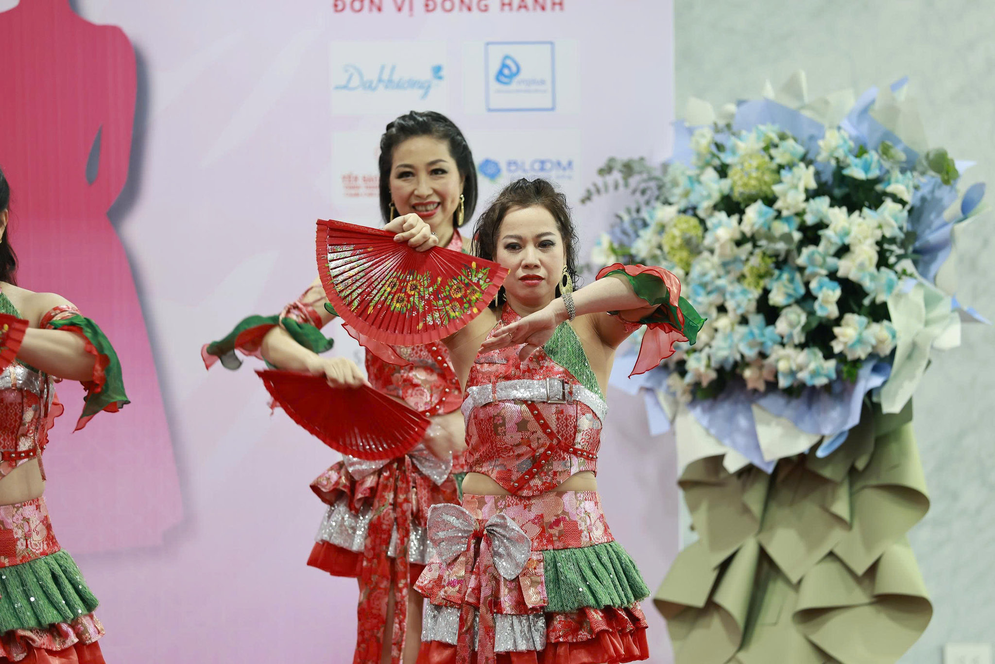 Không khí sôi nổi tại các gian hàng trải nghiệm