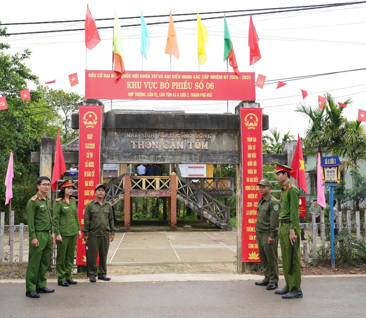 Lực lượng Công an xã phối hợp với các lực lượng bảo vệ ANTT tại điểm bầu cử