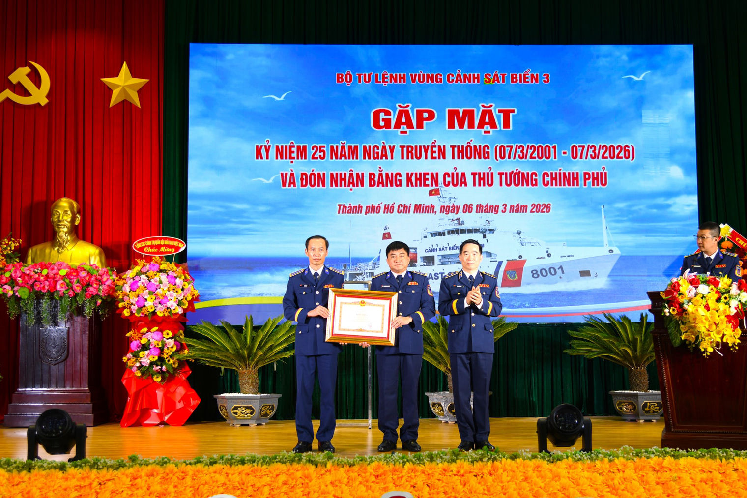 trung-tuong-bui-quoc-oai-bi-thu-dang-uy-chinh-uy-canh-sat-bien-viet-nam-thua-uy-quyen-cua-thu-truong-chinh-phu-trao-tang-bang-khen-cua-thu-tuong-chinh-phu(1).jpg
