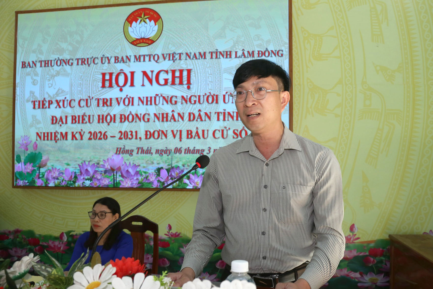 ung-cu-vien-lam-hong-tuyen-trinh-bay-chuong-trinh-hanh-dong-tai-hoi-nghi-tiep-xuc-cu-tri(1).jpg