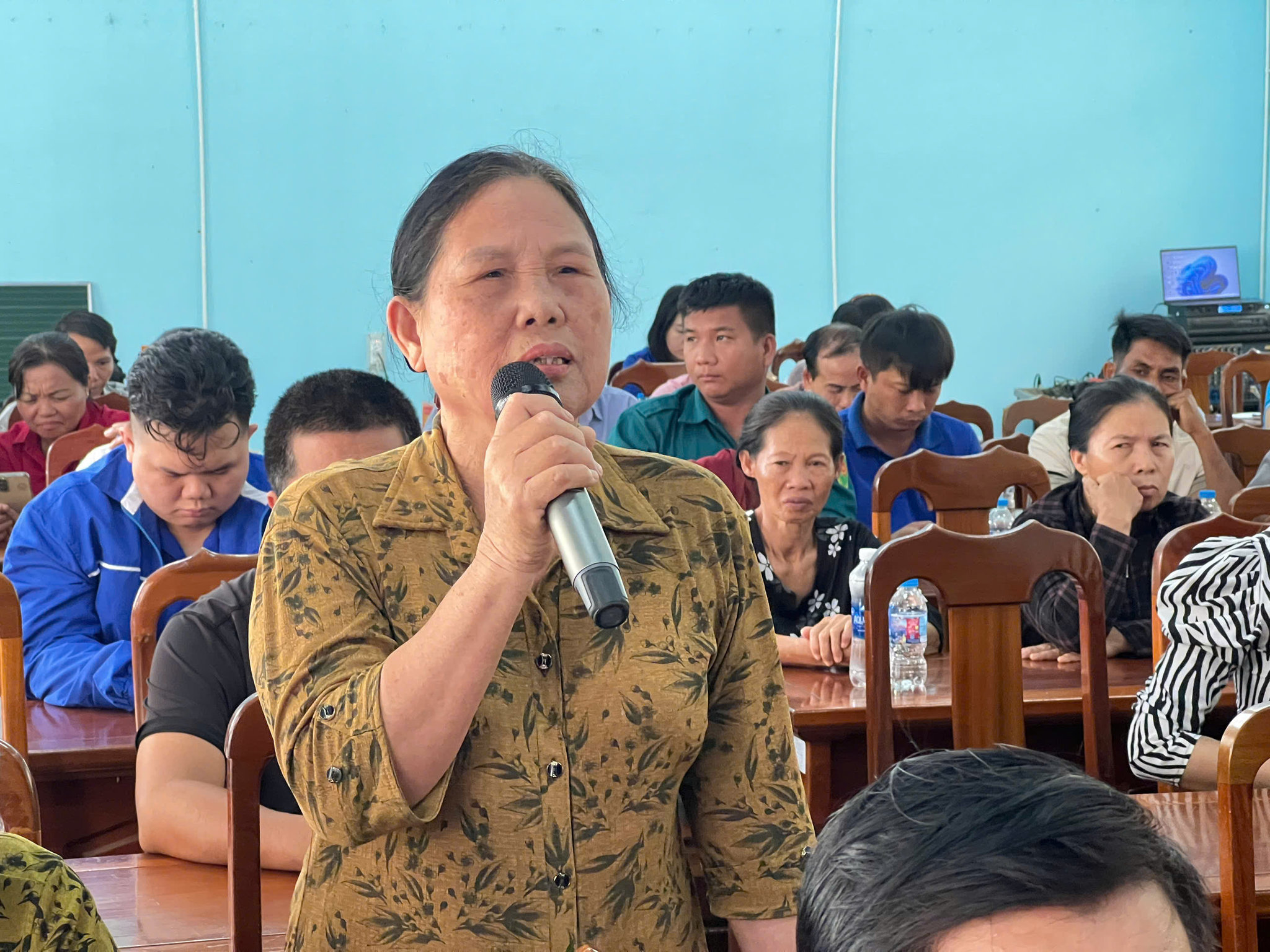 Cử tri xã Đạ Huoai phát biểu các ý kiến liên quan đến các vấn đề trên địa bàn gửi gắm đến các ứng viên đại biểu HĐND tỉnh 