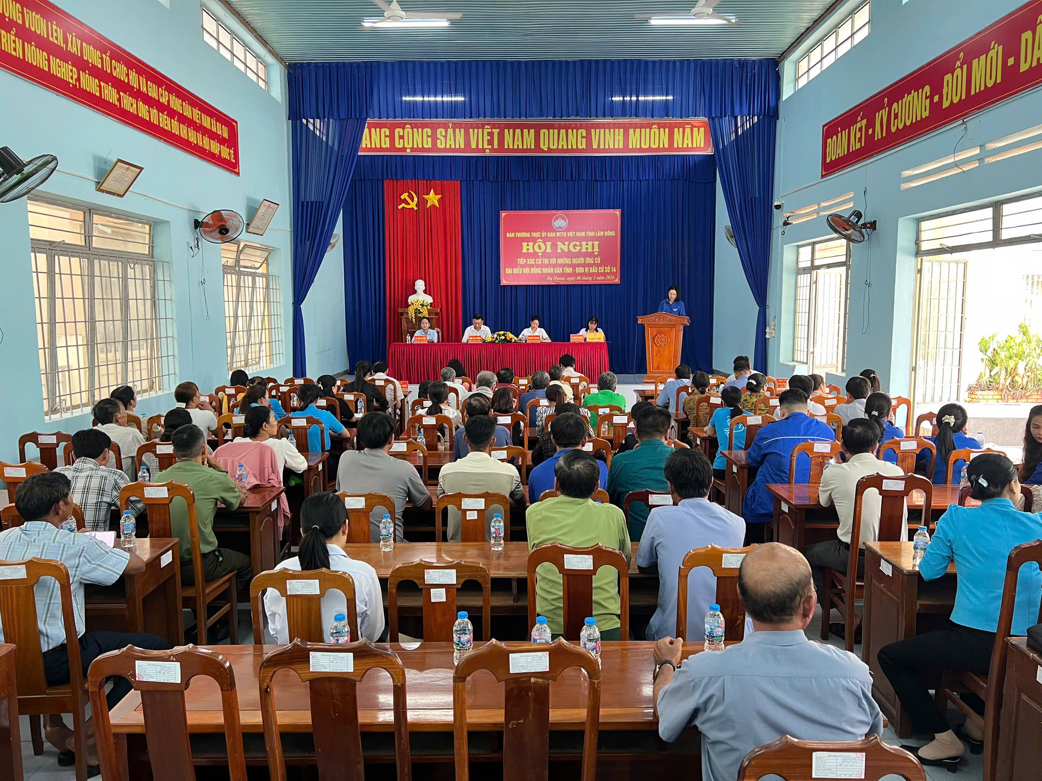 Quang cảnh buổi tiếp xúc cử tri
