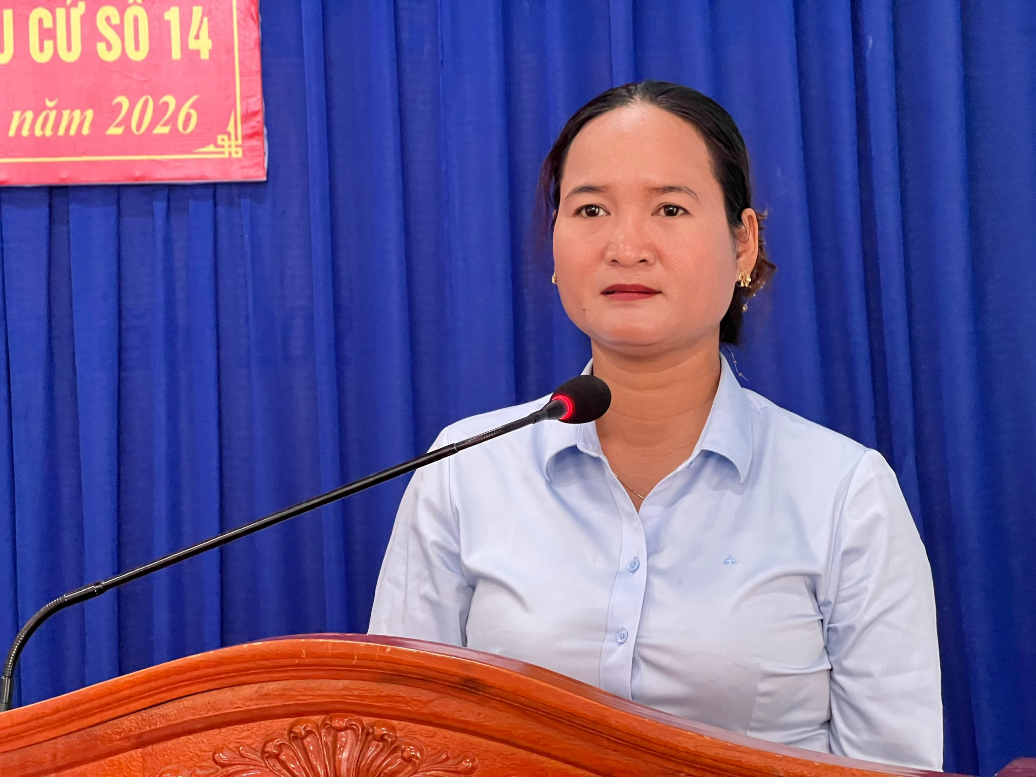 Bà Điểu Thị Prợt, Phó Trưởng Ban Kinh tế - Ngân sách, HĐND xã Cát Tiên 3 trình bày chương trình hành động ứng viên đại biểu HĐND tỉnh với cử tri