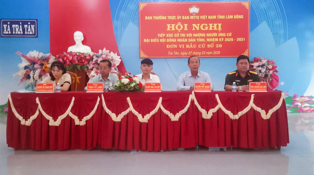 5-ung-cu-vien-tiep-xuc-cu-tri-tai-thon-1-xa-tra-tan(1).jpg