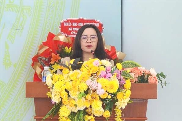 ba-tran-thi-hong-hanh-pho-bi-thu-thuong-truc-dang-uy-xa-nam-ban-lam-ha-trinh-bay-chuong-trinh-hanh-dong-tai-hoi-nghi(1).jpg