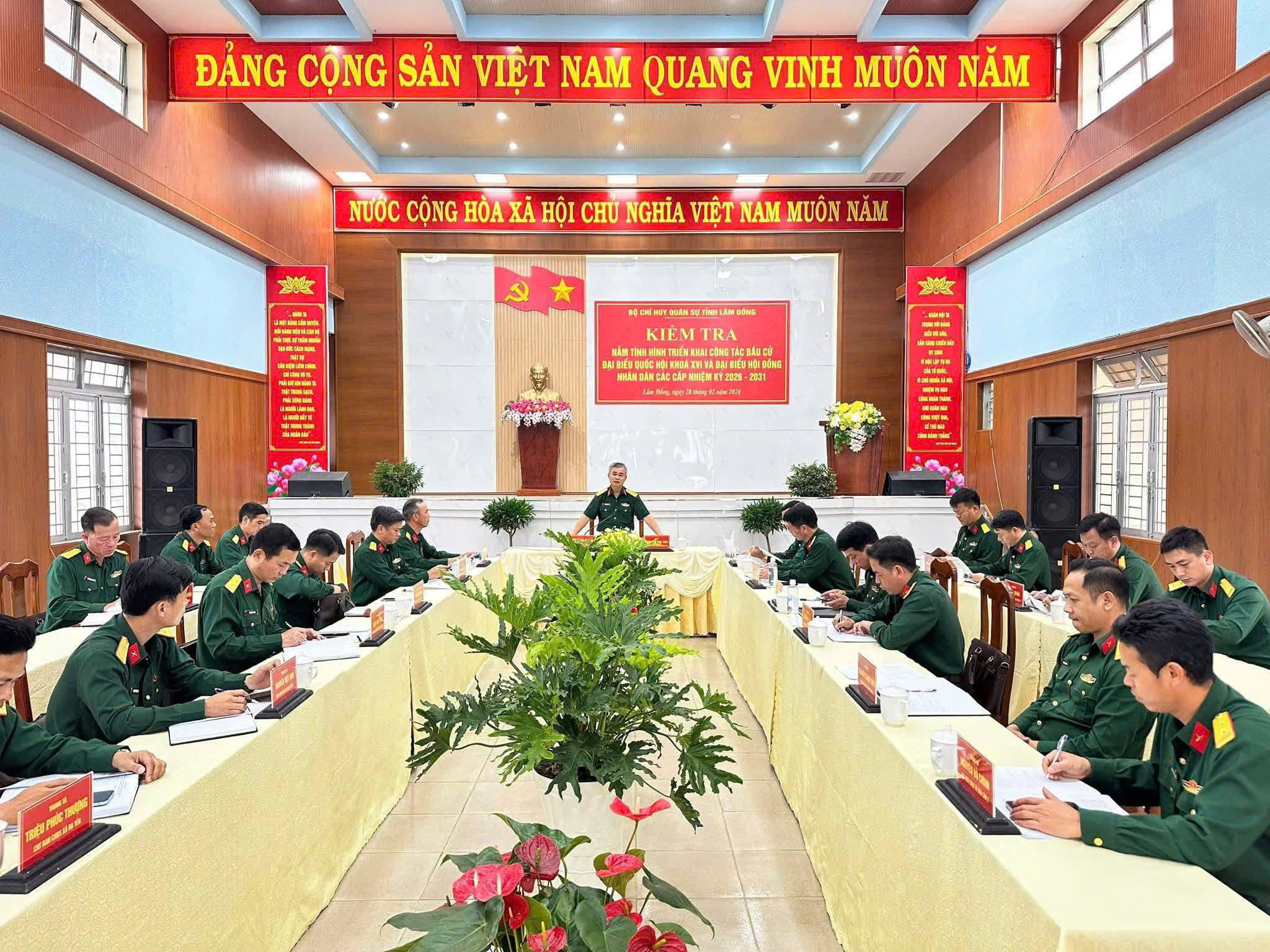 Đại tá Nguyễn Văn Sơn, Tỉnh ủy viên, Chính ủy Bộ CHQS tỉnh kiểm tra công tác chuẩn bị bầu cử tại Ban chỉ huy Phòng thủ khu vực 3 - Bảo Lâ