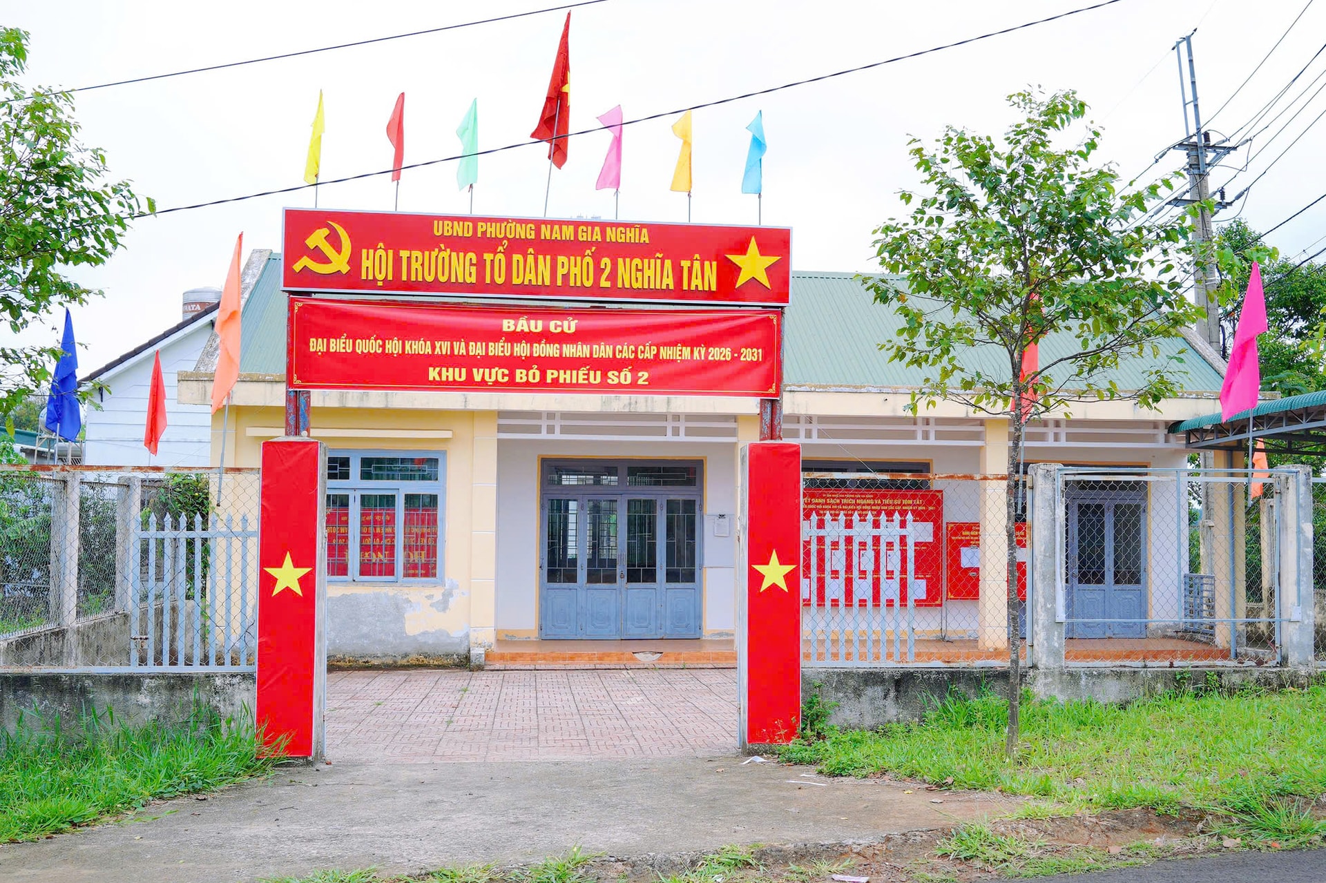 Tại các điểm bỏ phiếu là hội trường tổ dân phố, đến thời điểm hiện tại, công tác dọn dẹp về sinh, trang trí đã hoàn tất