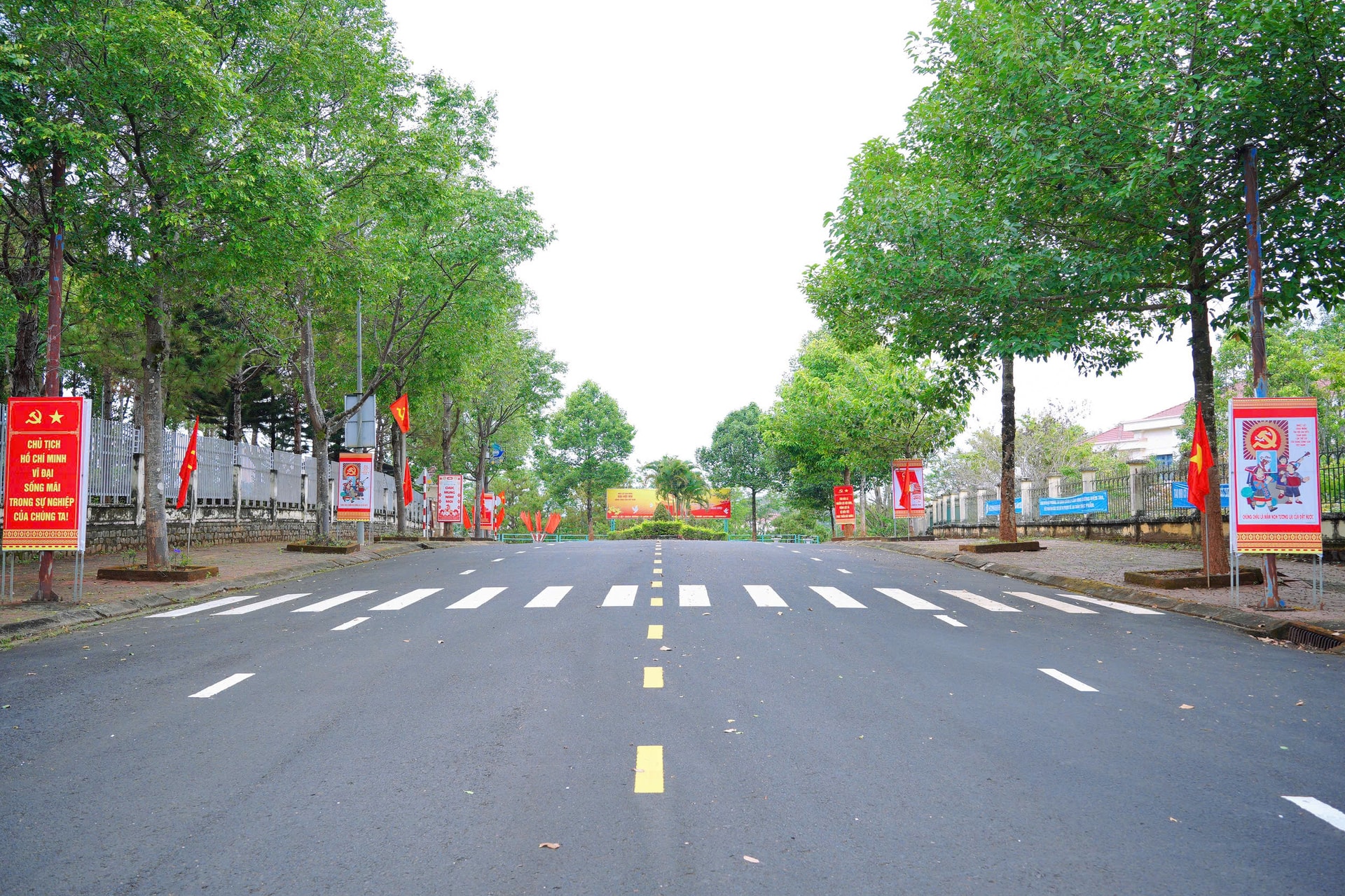 Các tuyến đường khu vực Gia Nghĩa được trang hoàng, dọc hai bên đường là panô tuyên truyền về ý nghĩa của Ngày hội toàn dân 15/3/2026