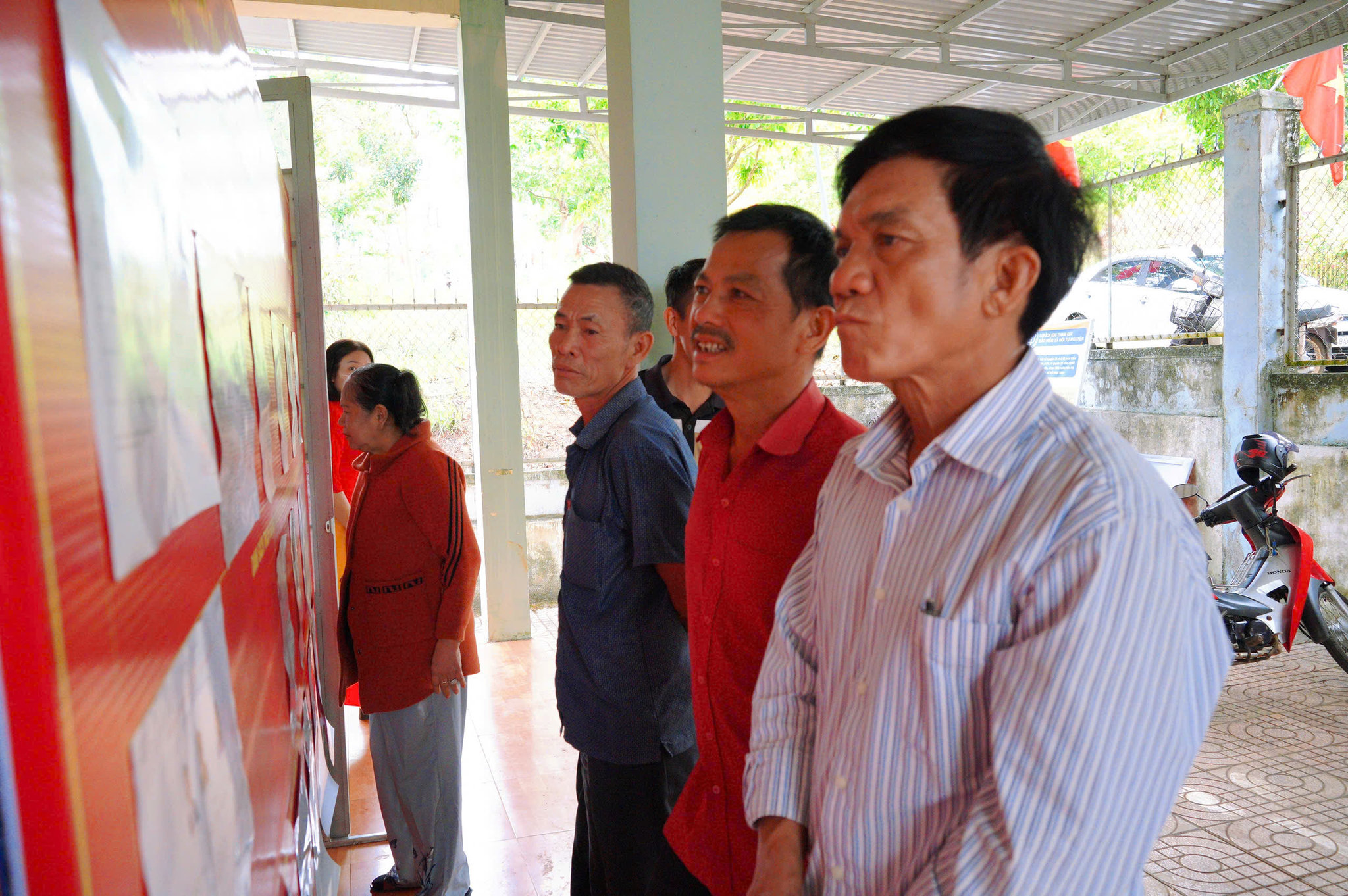 Đông đảo cử tri phường Nam Gia Nghĩa theo dõi thông tin của người ứng cử