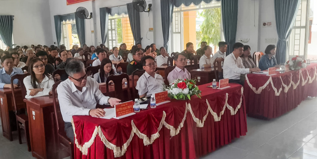 cac-ban-nganh-va-cu-tri-tra-tan-tham-gia-hoi-nghi-tiep-xuc-cu-tri(1).jpg