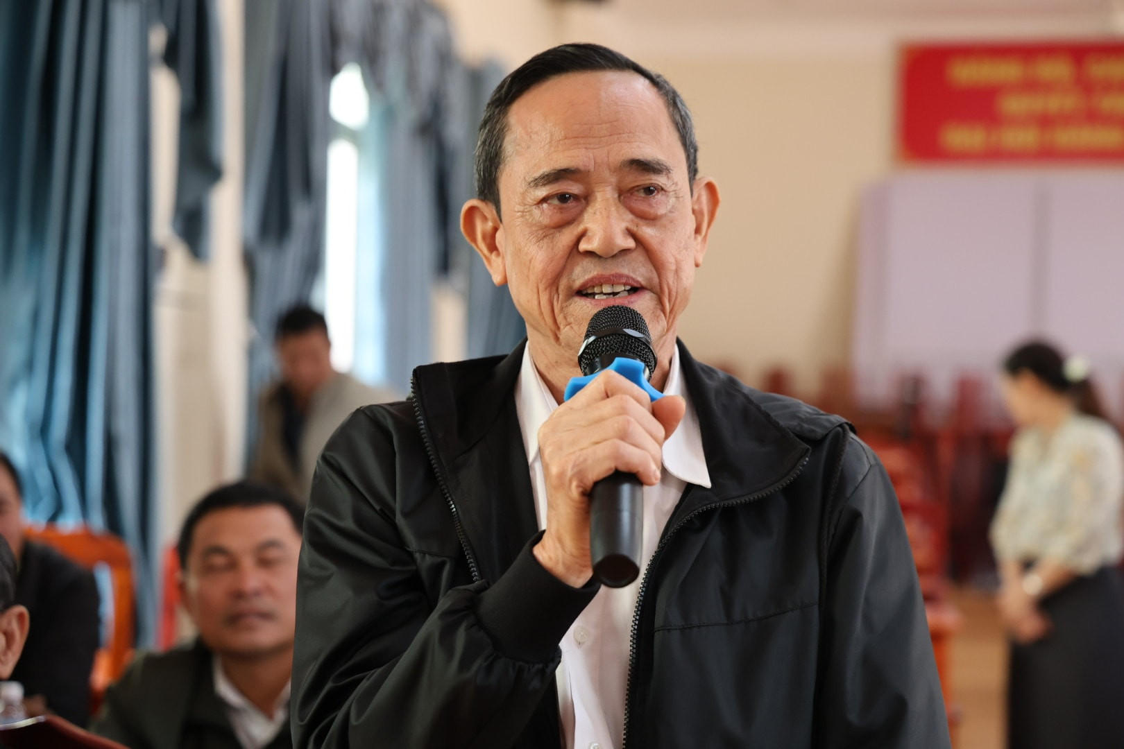 Cử tri xã Bảo Thuận nêu ý kiến về cải cách thủ tục hành chính, phát triển hạ tầng và các vấn đề dân sinh tại hội nghị