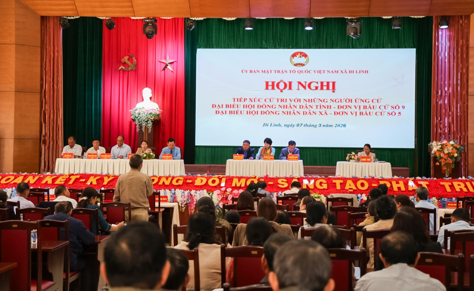 Cử tri xã Di Linh tham dự hội nghị tiếp xúc cử tri với người ứng cử đại biểu HĐND các cấp