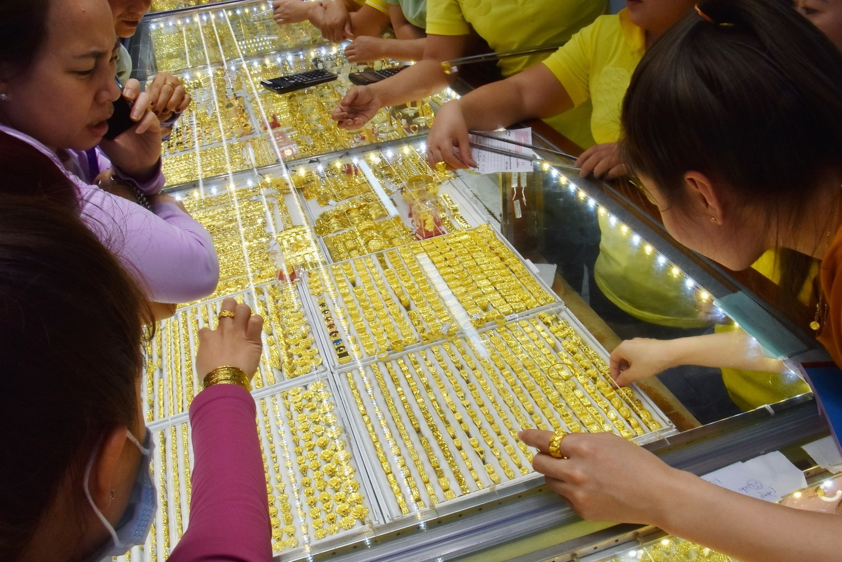 Giá vàng hôm nay 09/03/2026: Giá vàng SJC, vàng nhẫn trong nước, vàng thế giới thứ 2 tuần mới