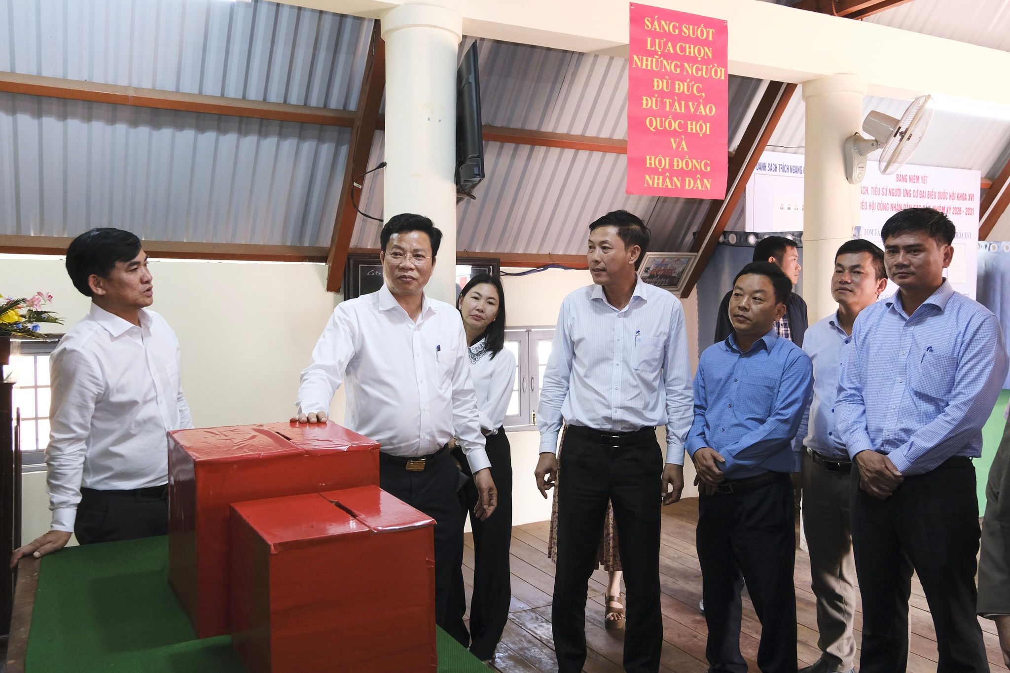Đồng chí Lưu Văn Trung, Phó Bí thư Tỉnh ủy, Chủ tịch HĐND tỉnh, Chủ tịch Ủy ban Bầu cử tỉnh Lâm Đồng kiểm tra công tác chuẩn bị bầu cử tại khu vực bỏ phiếu số 4 (bon Bu Dăr)