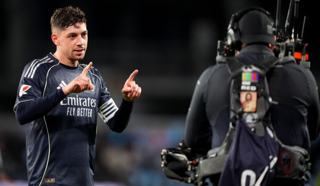 Federico Valverde ăn mừng bàn thắng quyết định ở phút 90+5.
