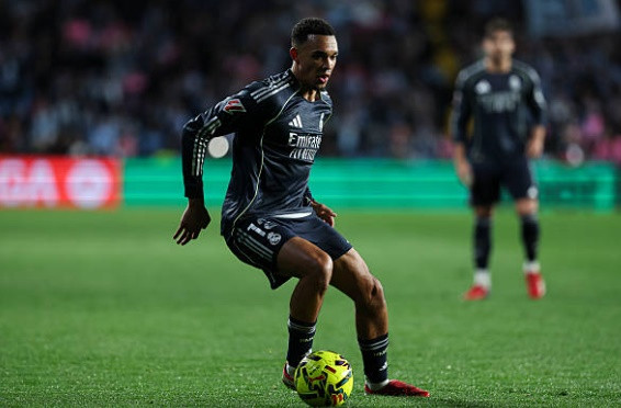 Trent Alexander-Arnold trong một tình huống tranh chấp trên sân.
