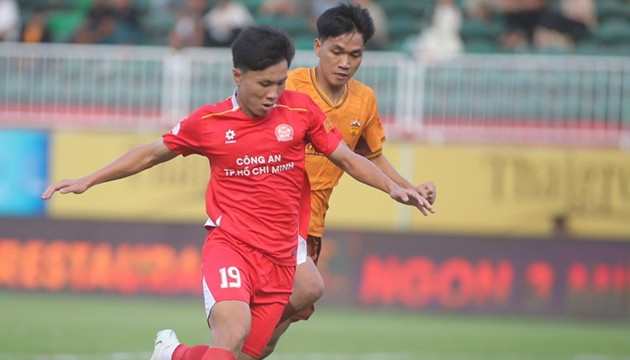 Các cầu thủ Hoàng Anh Gia Lai bất lực trong việc tìm đường vào khung thành đối phương.
