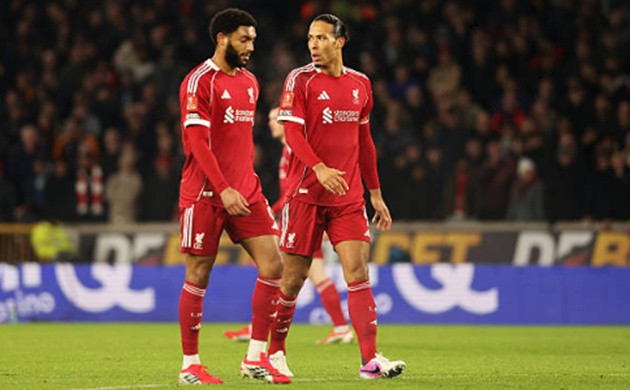 Van Dijk và Gomez khóa chặt các mũi nhọn của Wolves