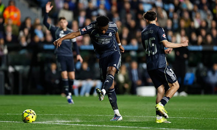 Aurelien Tchouameni ăn mừng bàn thắng mở tỷ số cho Real Madrid.