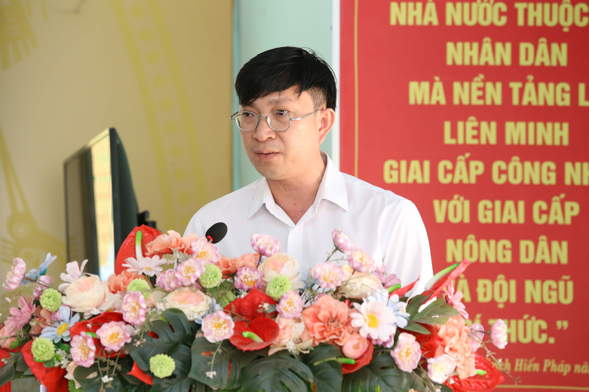 Ứng cử viên Lâm Hồng Tuyên trình bày chương trình hành động tại hội nghị tiếp xúc cử tri
