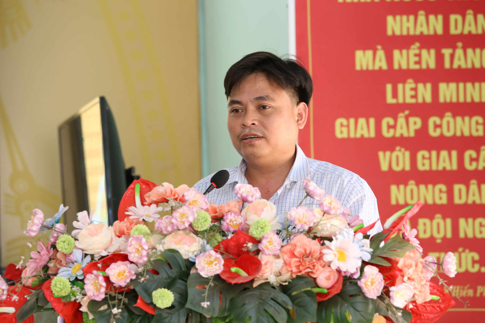 Ứng cử viên Nguyễn Quang Thái Hưng trình bày chương trình hành động tại hội nghị tiếp xúc cử tri