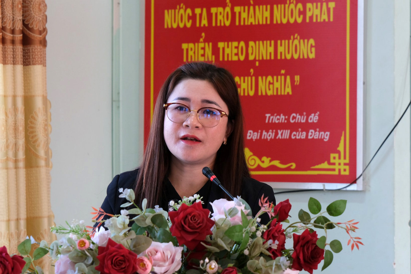 ba-hoang-ngoc-bao-linh-uy-vien-ban-chap-hanh-dang-bo-chanh-van-phong-hdnd-va-ubnd-xa-quang-lap-trinh-bay-chuong-trinh-tai-hoi-nghi(1).jpg