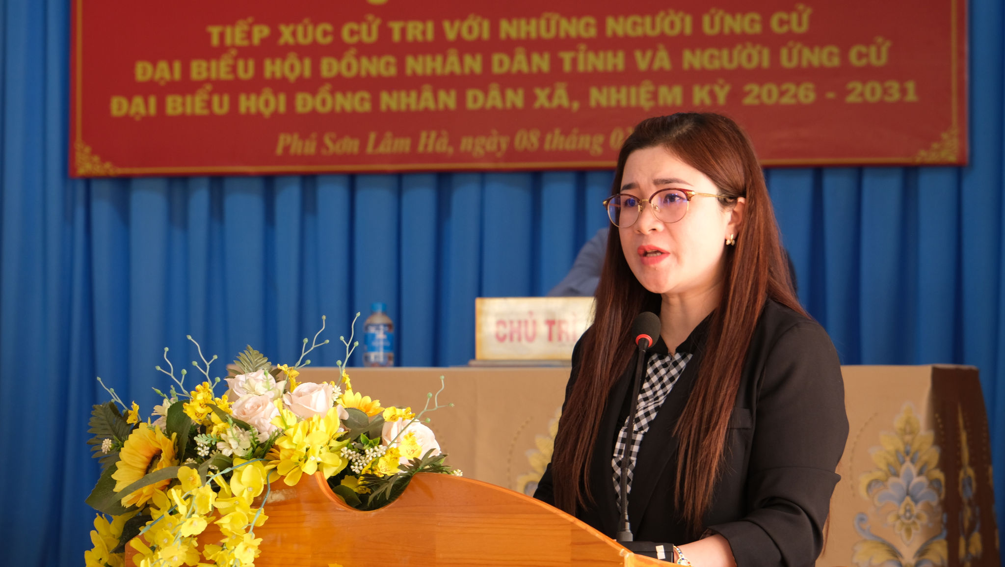 La signora Hoang Ngoc Bao Linh, membro del Comitato esecutivo del Partito, capo dell'Ufficio del Consiglio popolare e del Comitato popolare del Comune di Quang Lap, ha presentato il programma della conferenza.