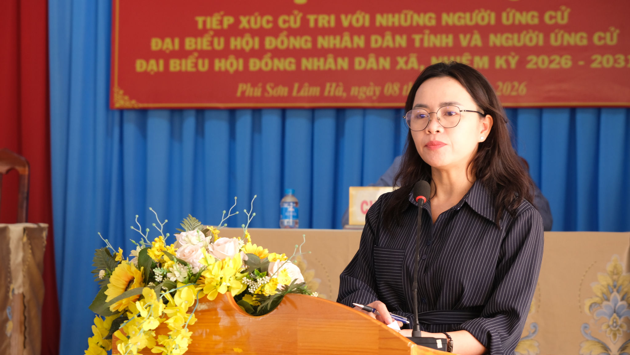 La signora Tran Thi Hong Hanh, vicesegretaria permanente del Comitato del Partito della comune di Nam Ban, distretto di Lam Ha, ha presentato il piano d'azione durante la conferenza.