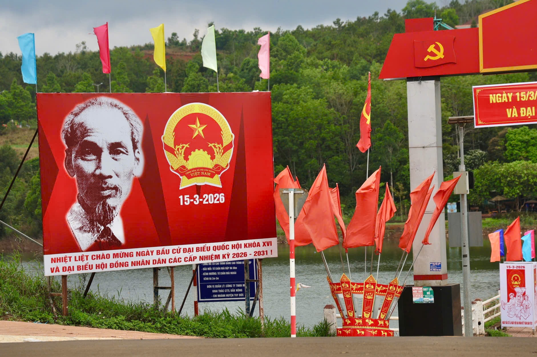 Các pano tuyên truyền về Ngày hội non sông được trang trí ở nhiều nơi (3)