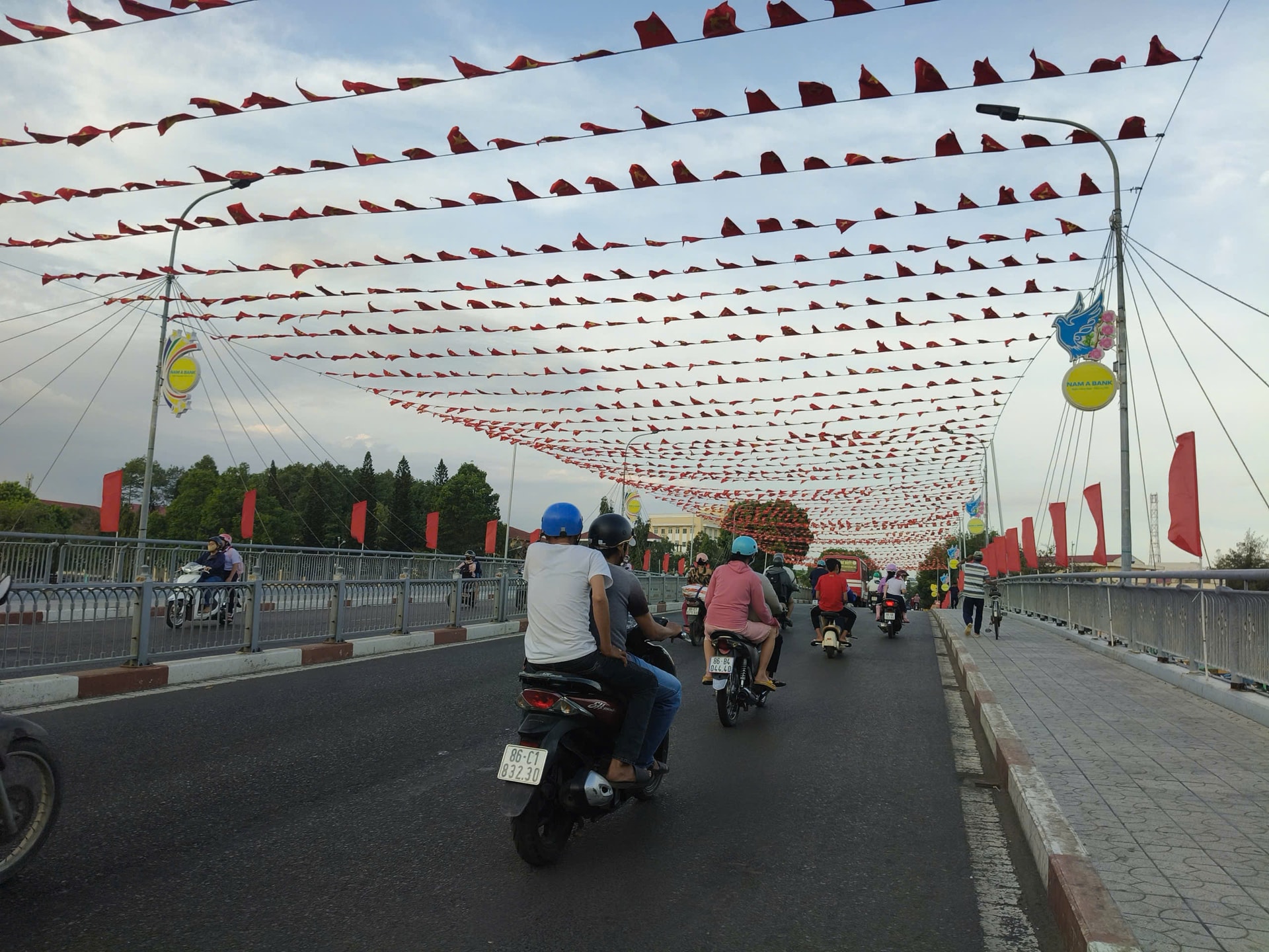 Các tuyến đường ở khu vực Phan Thiết được trang trí với nhiều cờ, pano tuyên truyền bầu cử (2)