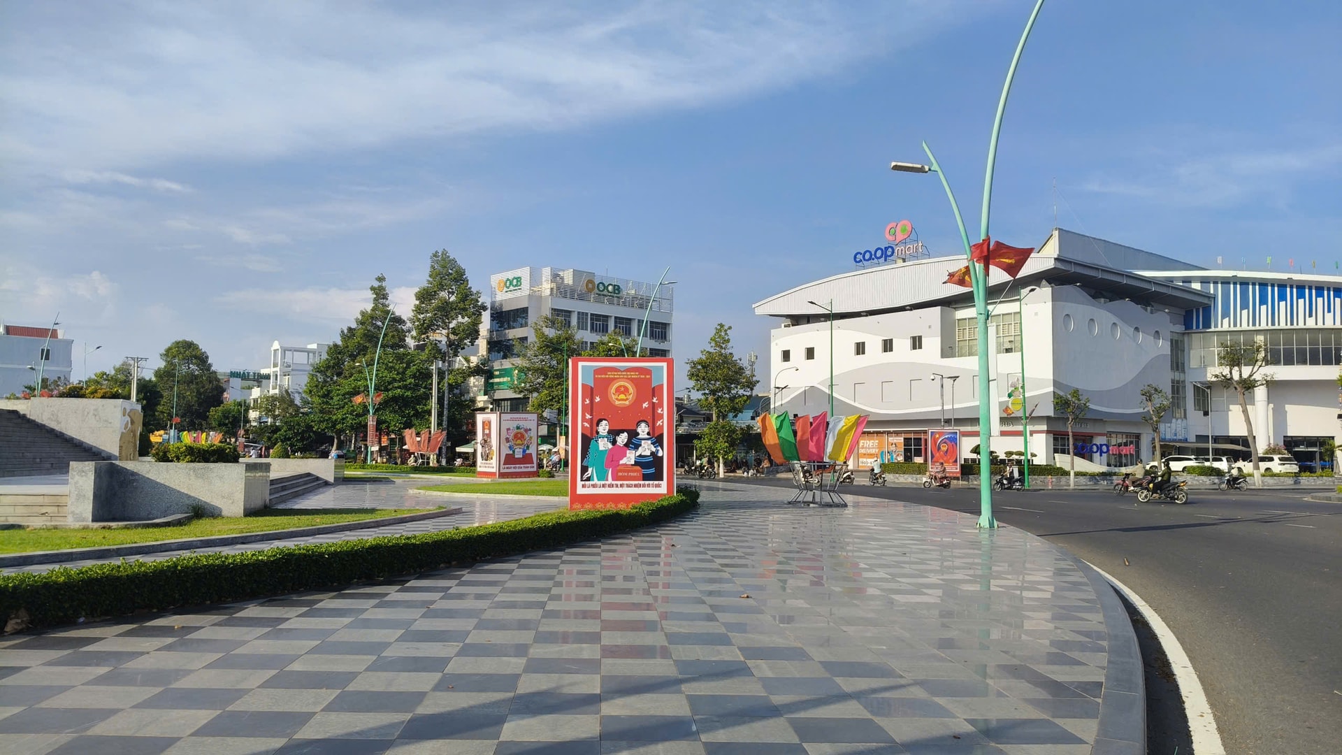 Các tuyến đường ở khu vực Phan Thiết được trang trí với nhiều cờ, pano tuyên truyền bầu cử (3)