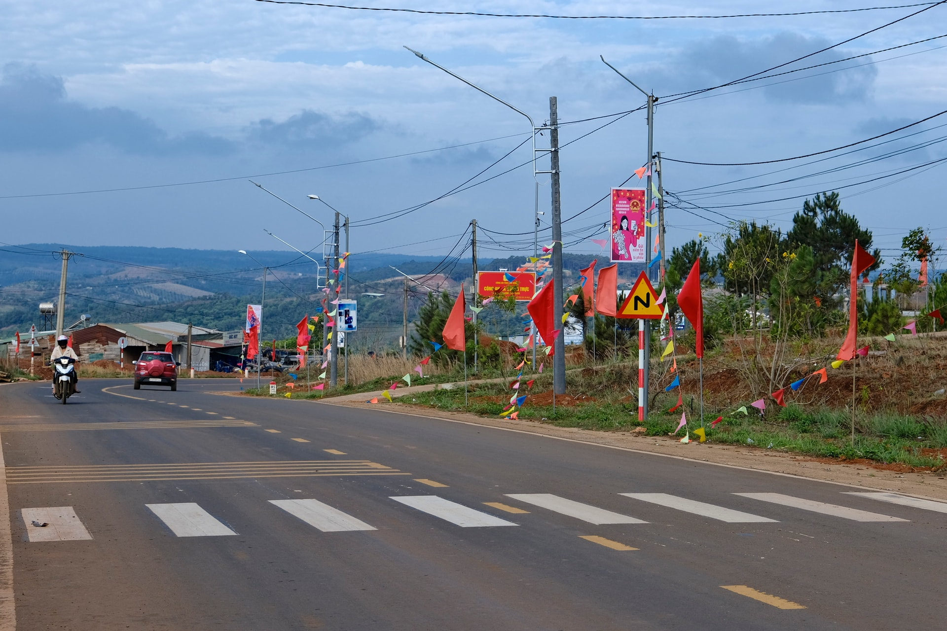 Các tuyến đường ở xã biên giới Quảng Trực rức rỡ cờ hoa (3)