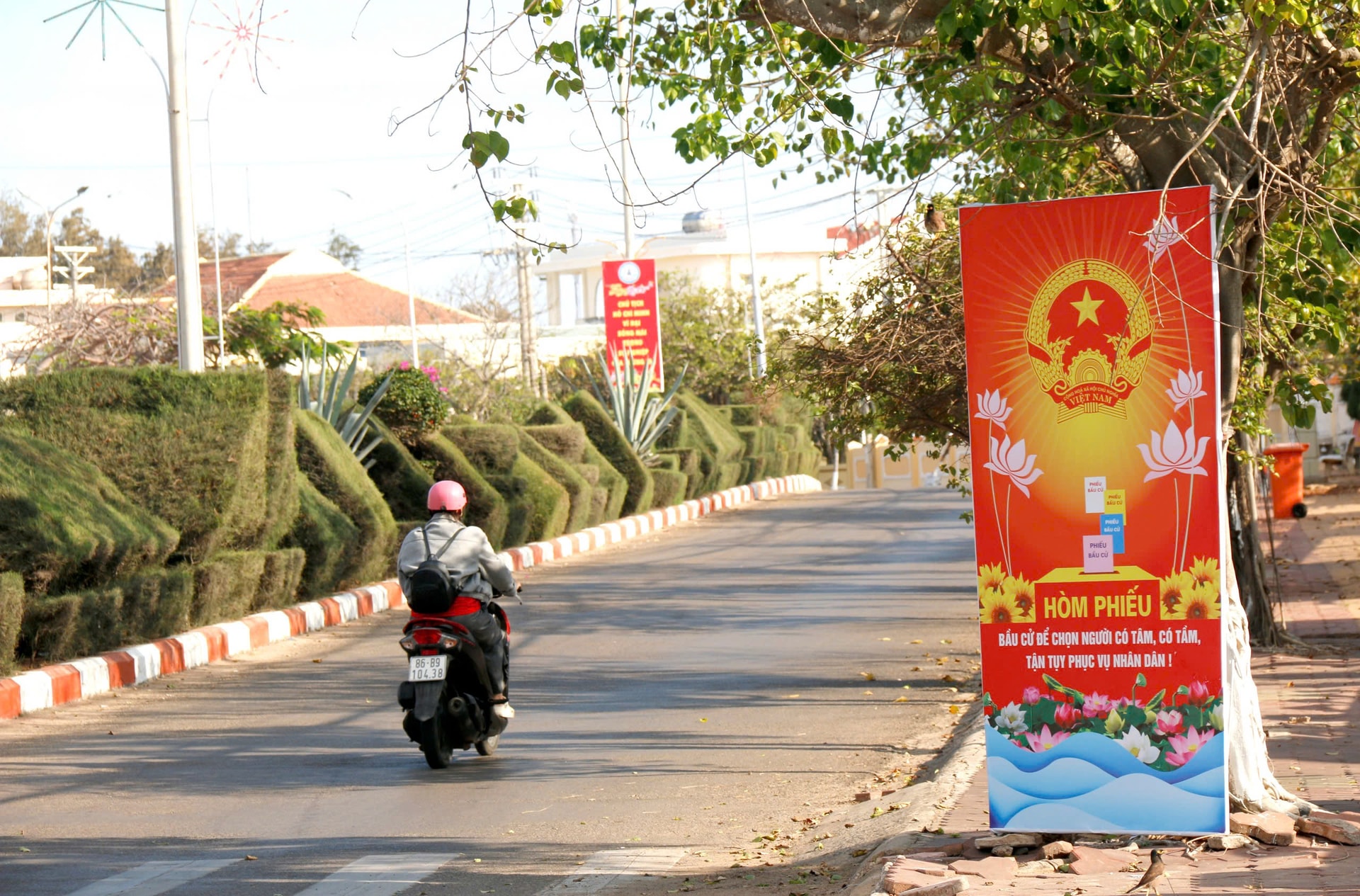 Các tuyến đường tại đặc khu Phú Quý đẹp hơn với cờ và áp phíc tuyên truyền ngày bầu cử (2)