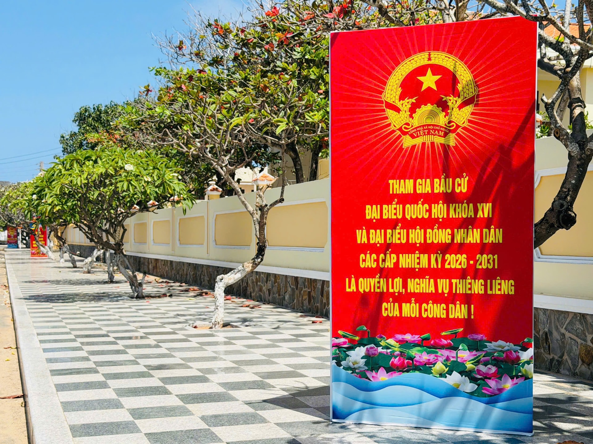 Các tuyến đường tại đặc khu Phú Quý đẹp hơn với cờ và áp phíc tuyên truyền ngày bầu cử (6)