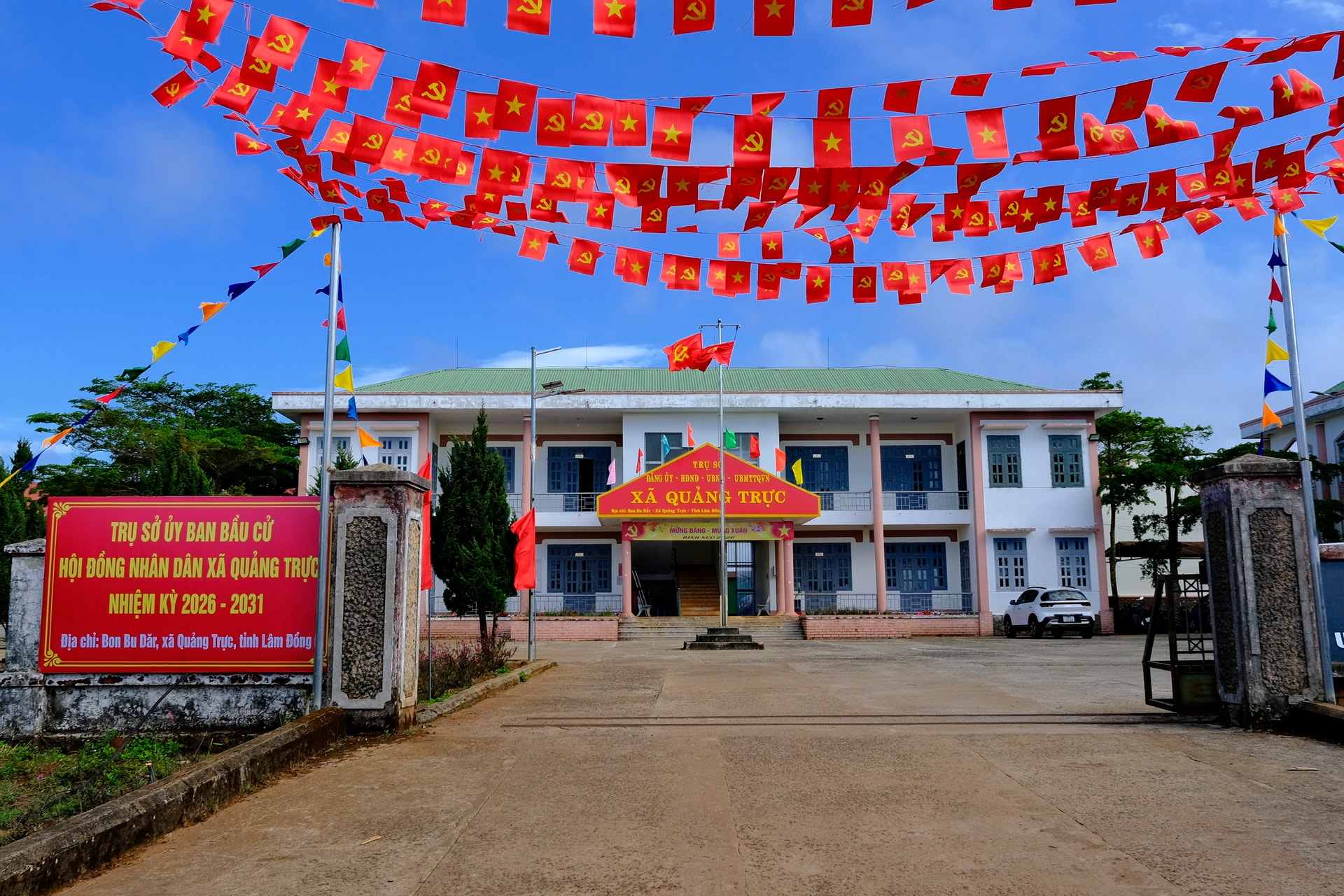 Công tác tuyên truyền trực quan ở xã Quảng Trực đã hoàn tất, sẵn sàng cho ngày hội lớn (2)