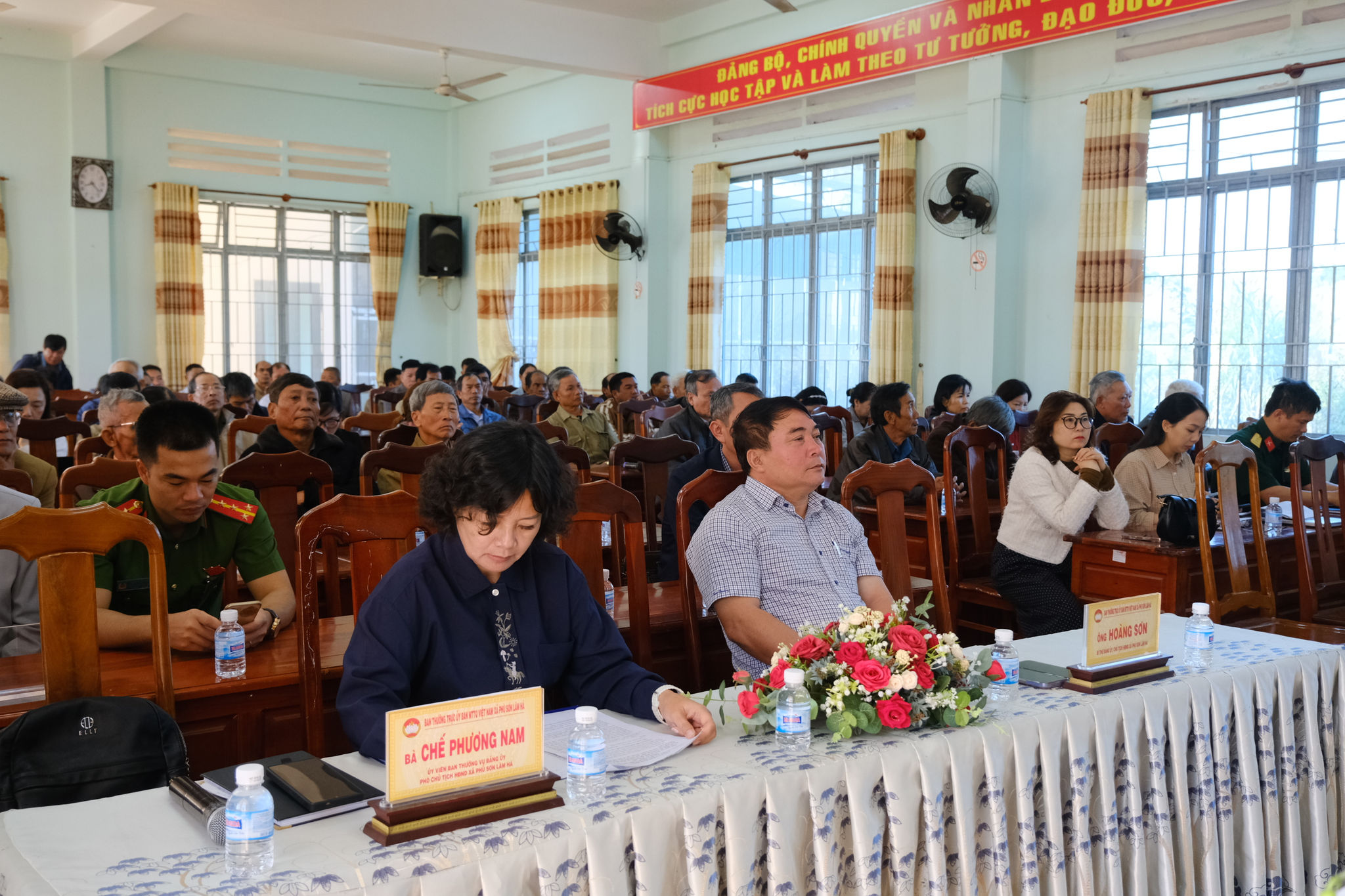 Cử tri xã Phú Sơn Lâm Hà tham dự hội nghị tiếp xúc cử tri