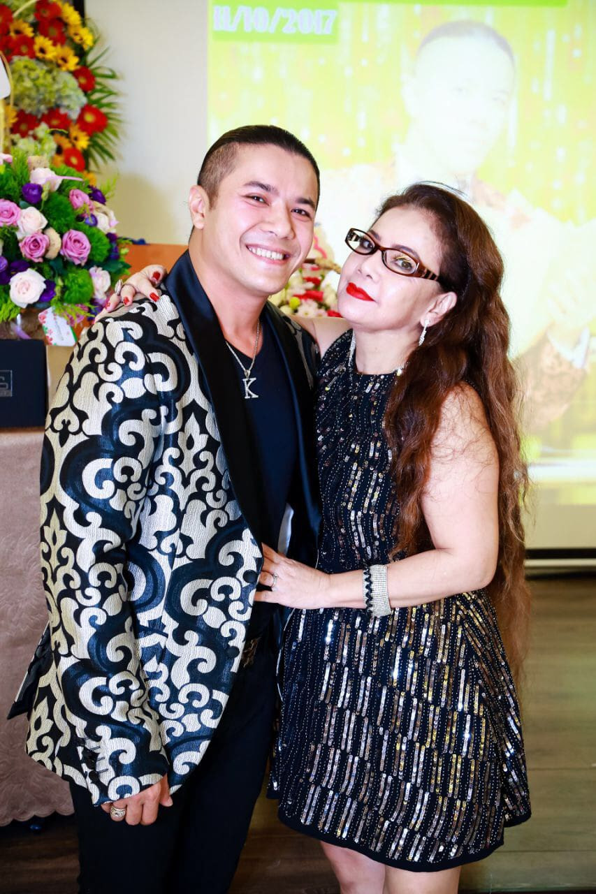 Bức ảnh kỷ niệm của mẹ con Kasim Hoàng Vũ.
