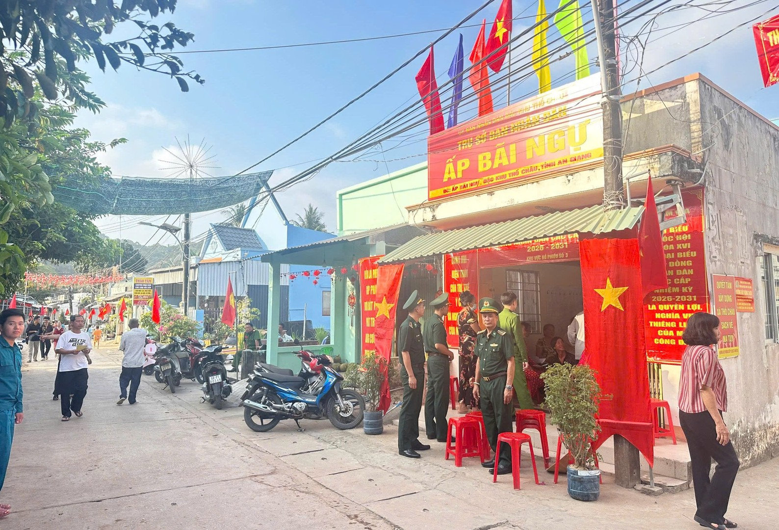 Cử tri tại ấp Bãi Ngự, đặc khu Thổ Châu bỏ phiếu bầu cử sớm