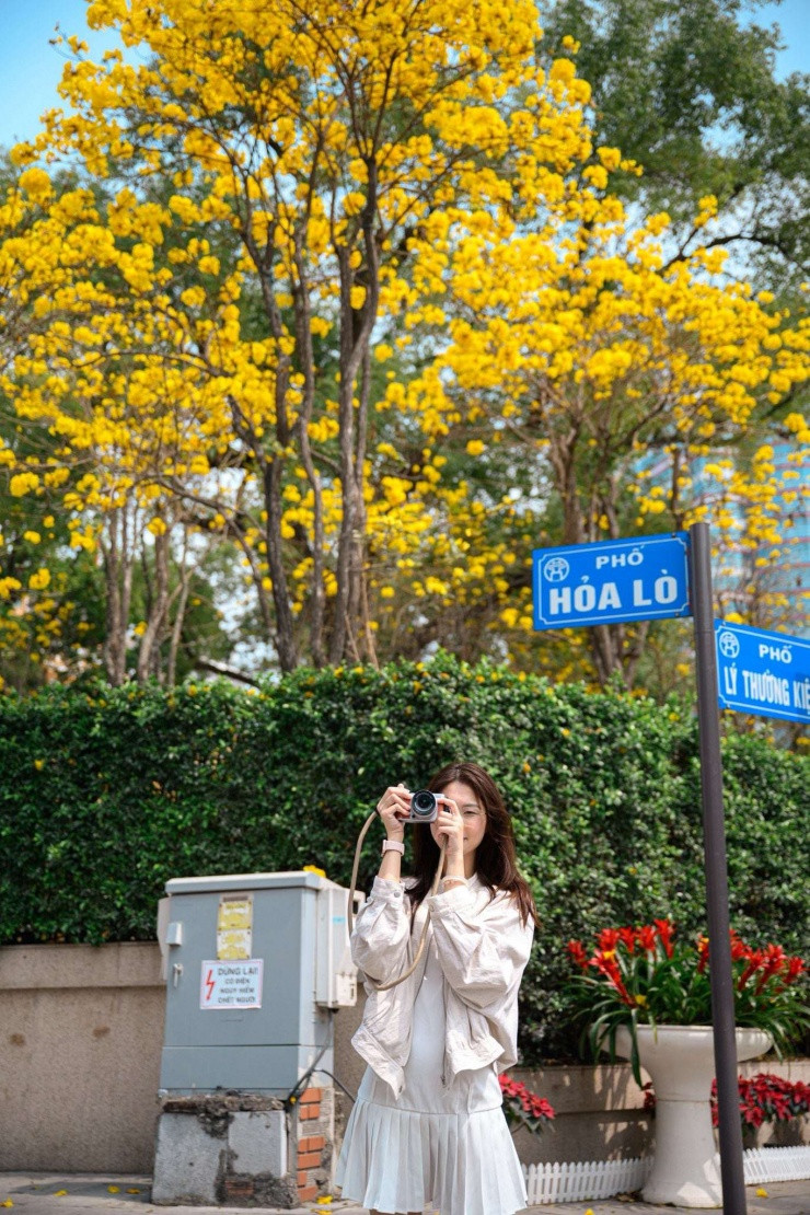 Các bạn trẻ check in tại phố Hỏa Lò. (Ảnh: Nguyễn Đình Toàn)