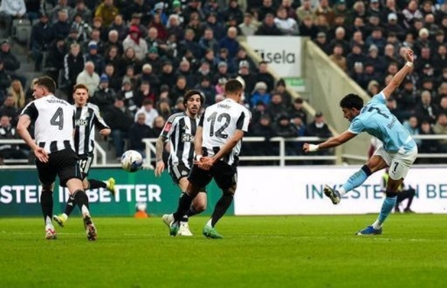 Marmoush lập cú đúp vào lưới Newcastle.