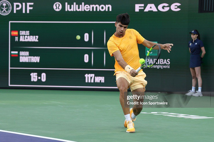 Carlos Alcaraz ăn mừng chiến thắng trước Grigor Dimitrov tại Indian Wells