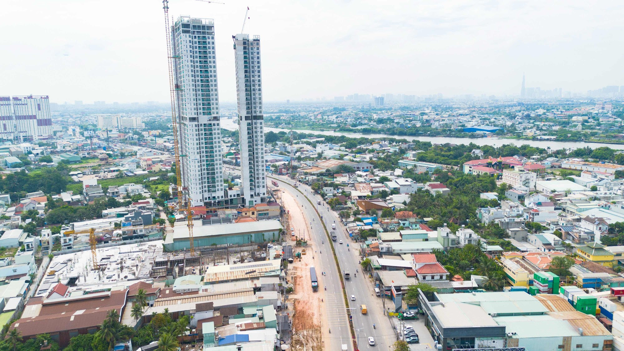 Máy móc tập trung thi công tại công trường Quốc lộ 13