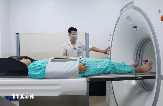 Người dân được điều trị tại cơ ngơi khang trang của Bệnh viện Ung bướu Thành phố Hồ Chí Minh cơ sở 2. (Ảnh: Đinh Hằng/TTXVN) ttxvn-cham-soc-suc-khoe-nhan-dan3.jpg