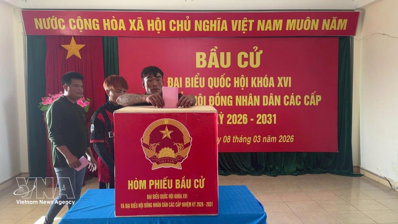 Fishermen cast their ballots at the Da Le polling station in Truong Sa special zone of Khanh Hoa province. (Photo: VNA) 